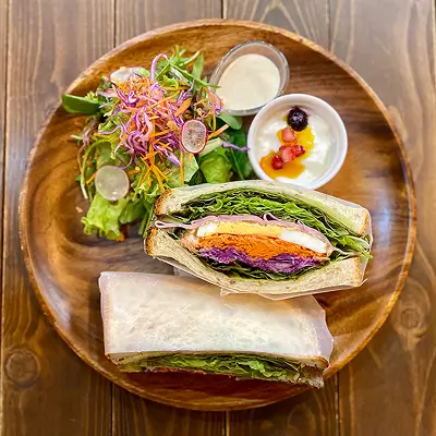 色とりどりの野菜が詰まったサンドイッチ、サラダ、ヨーグルトのワンプレートランチのスライド写真