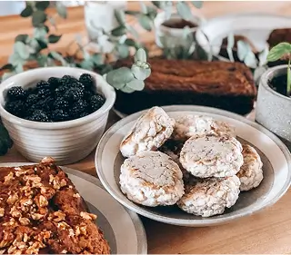 クッキーやケーキなどの焼き菓子がテーブルにある写真