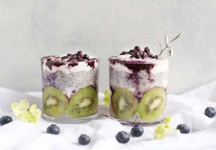 ベリー、ヨーグルト、キウイを使ったおしゃれなパフェの写真