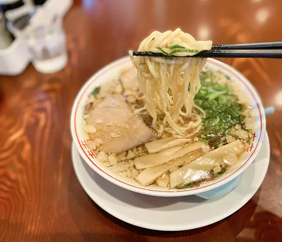 尾道ラーメンの麺を箸で持ち上げている写真