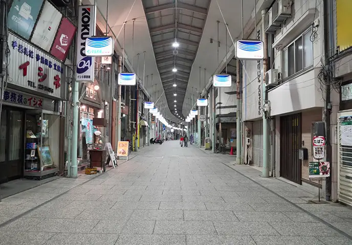レトロな雰囲気のアーケード商店街の写真